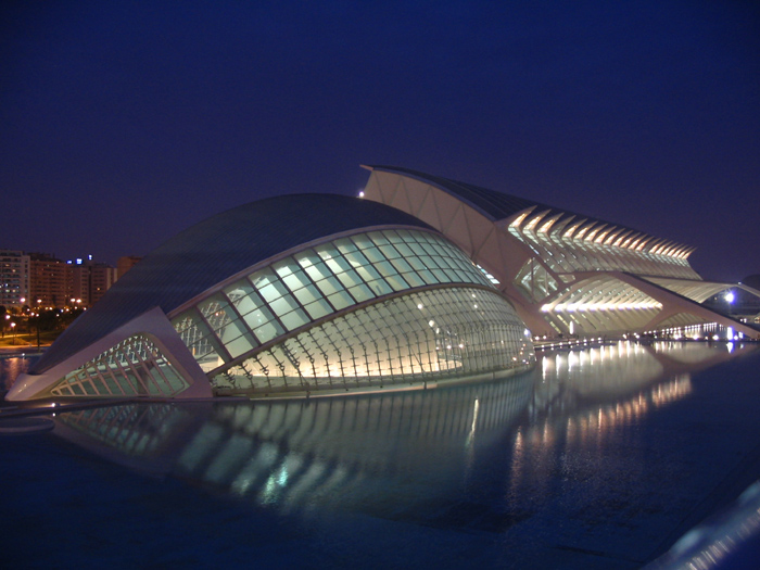 瓦倫西亞的標志性建筑 金屬柱的現代藝術魅力